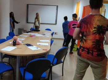 Un grupo de jóvenes usuarios del Centro Senda de Ciudad Real participa en un taller sobre el fomento de la autoestima y las habilidades sociales