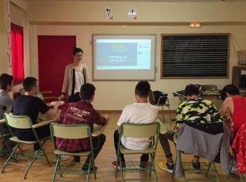 Un grupo de jóvenes participa en un taller sobre control de impulsos en el Centro Senda de Ourense
