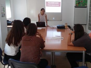 Los jóvenes atendidos en el Centro Senda de Murcia participan en un taller de prevención sobre relaciones sanas
