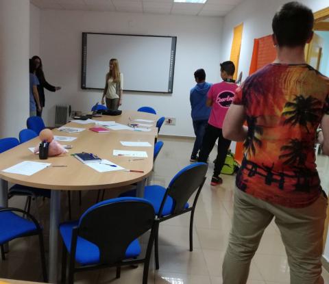 Un grupo de jóvenes usuarios del Centro Senda de Ciudad Real participa en un taller sobre el fomento de la autoestima y las habilidades sociales