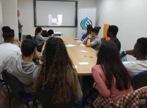 Un grupo de jóvenes usuarios del Centro Senda de Ciudad Real participa en un taller sobre el uso de las redes sociales y las nuevas tecnologías