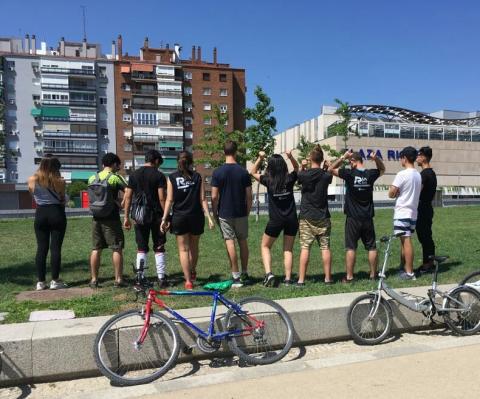 Los jóvenes atendidos en el Centro Senda de Madrid realizan una ruta en bicicleta por Madrid Río