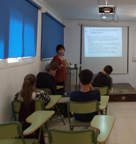 Un grupo de jóvenes realiza un taller de prevención sobre drogas en el Centro Senda de Sevilla