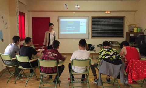 Un grupo de jóvenes participa en un taller sobre control de impulsos en el Centro Senda de Ourense