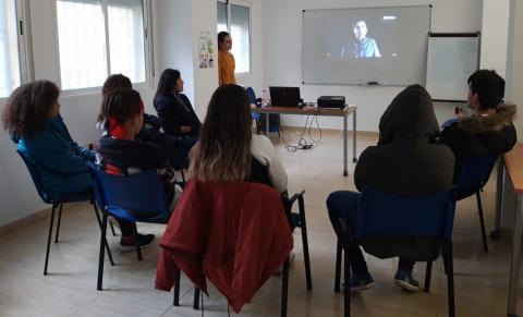 Un grupo de jóvenes del Centro Senda de Murcia realiza un taller de promoción de relaciones sanas y prevención de la violencia de género