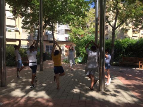 Las personas jóvenes atendidas en el Centro Senda de Murcia participan en una actividad de yoga y relajación