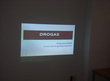 Un grupo de jóvenes participa en un taller sobre sustancias adictivas en el Centro Senda de Murcia