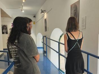 Tres jóvenes observan una de las obras expuestas en La Gota de Leche