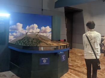 Tres personas atendidas en el Centro Senda de Murcia asisten a una proyección en el planetario del Museo de la Ciencia y el Agua 