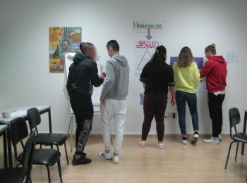 Jóvenes atendidos en el Centro Senda de Alicante realizan una serie de talleres sobre salud, ocio y tiempo libre