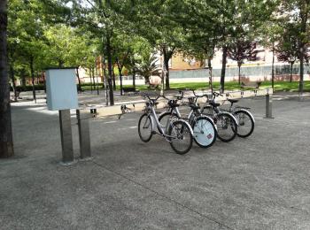 Jóvenes atendidos en el Centro Senda de Logroño recorren el Parque del Ebro en bicicleta