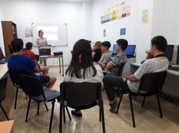 Jóvenes del Centro Senda de Murcia participan en un taller sobre primeros auxilios