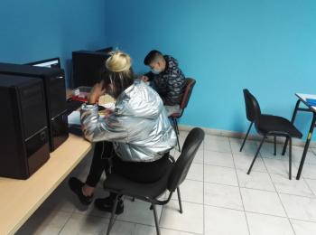 Jóvenes atendidos en el Centro Senda de Santander asisten a un taller sobre tatuajes