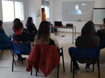 Un grupo de jóvenes del Centro Senda de Murcia realiza un taller de promoción de relaciones sanas y prevención de la violencia de género