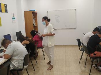 Una psicóloga del Centro Senda de Murcia imparte un taller sobre alimentación saludable