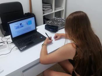 Una joven realiza uno de los ejercicios del taller