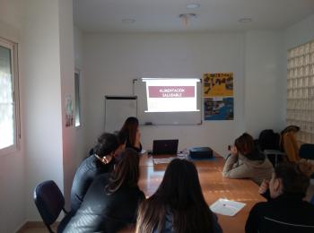 Los jóvenes atendidos en el Centro Senda de Murcia asisten a un taller sobre alimentación saludable