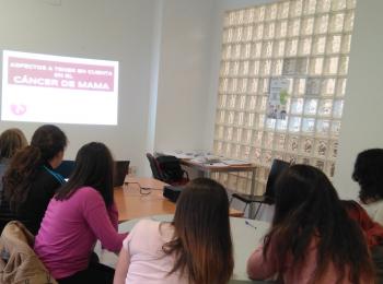 Un grupo de jóvenes atendidas en el Centro Senda de Murcia realizan un taller de concienciación sobre el cáncer de mama