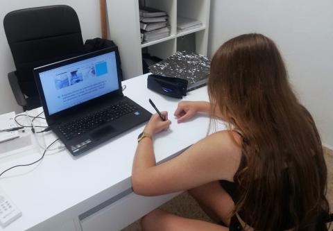 Una joven realiza uno de los ejercicios del taller