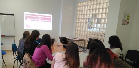 Un grupo de jóvenes atendidas en el Centro Senda de Murcia realizan un taller de concienciación sobre el cáncer de mama
