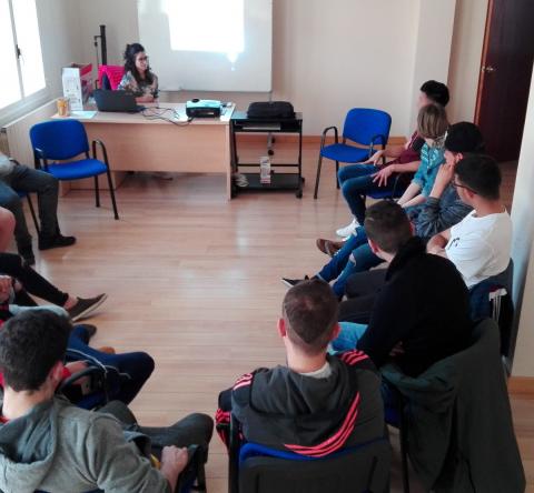 Los jóvenes atendidos en el Centro Senda de La Rioja asisten a un taller sobre habilidades sociales